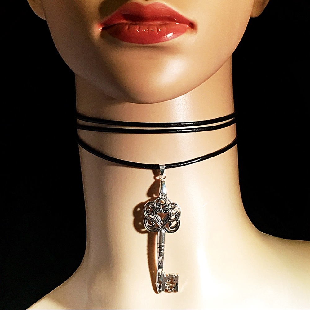 🗝Silver Key, Leather Wrap Choker🗝